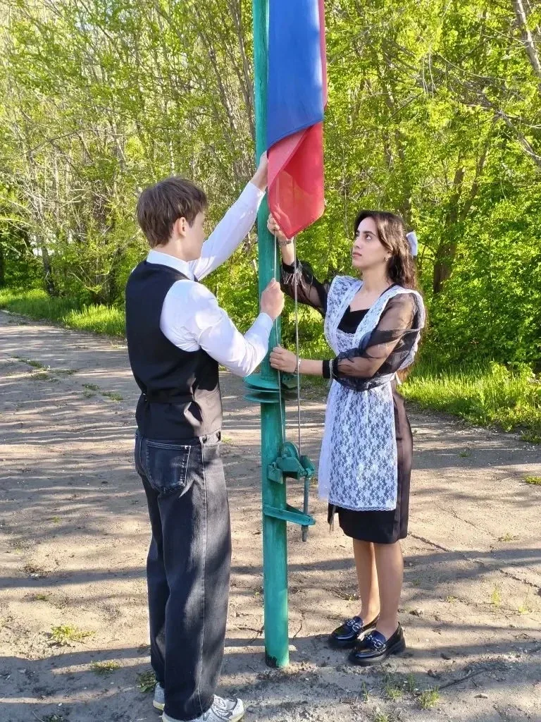 🇷🇺 Торжественная линейка. Поднятие флага. Гимн.  Каждый понедельник в Школе № 50 начинается с главны