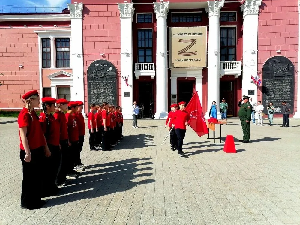 НАШИ ТРЕТЬЕКЛАССНИКИ СТАЛИ ЮНАРМЕЙЦАМИ!🇷🇺  Сегодня в Доме офицеров Пермского гарнизона состоялось ва