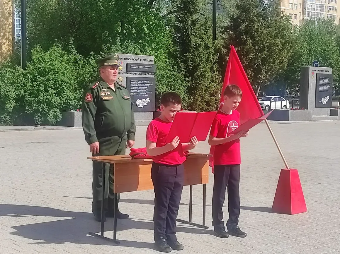 НАШИ ТРЕТЬЕКЛАССНИКИ СТАЛИ ЮНАРМЕЙЦАМИ!🇷🇺  Сегодня в Доме офицеров Пермского гарнизона состоялось ва