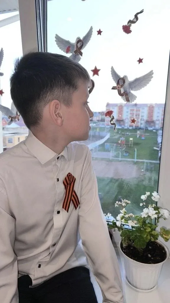 Виноградов Богдан, ученик 3 В класса, участвует во Всероссийской акции " Окна Победы".              