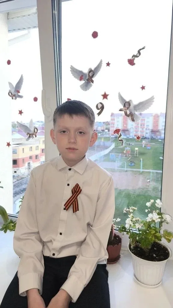 Виноградов Богдан, ученик 3 В класса, участвует во Всероссийской акции " Окна Победы".              