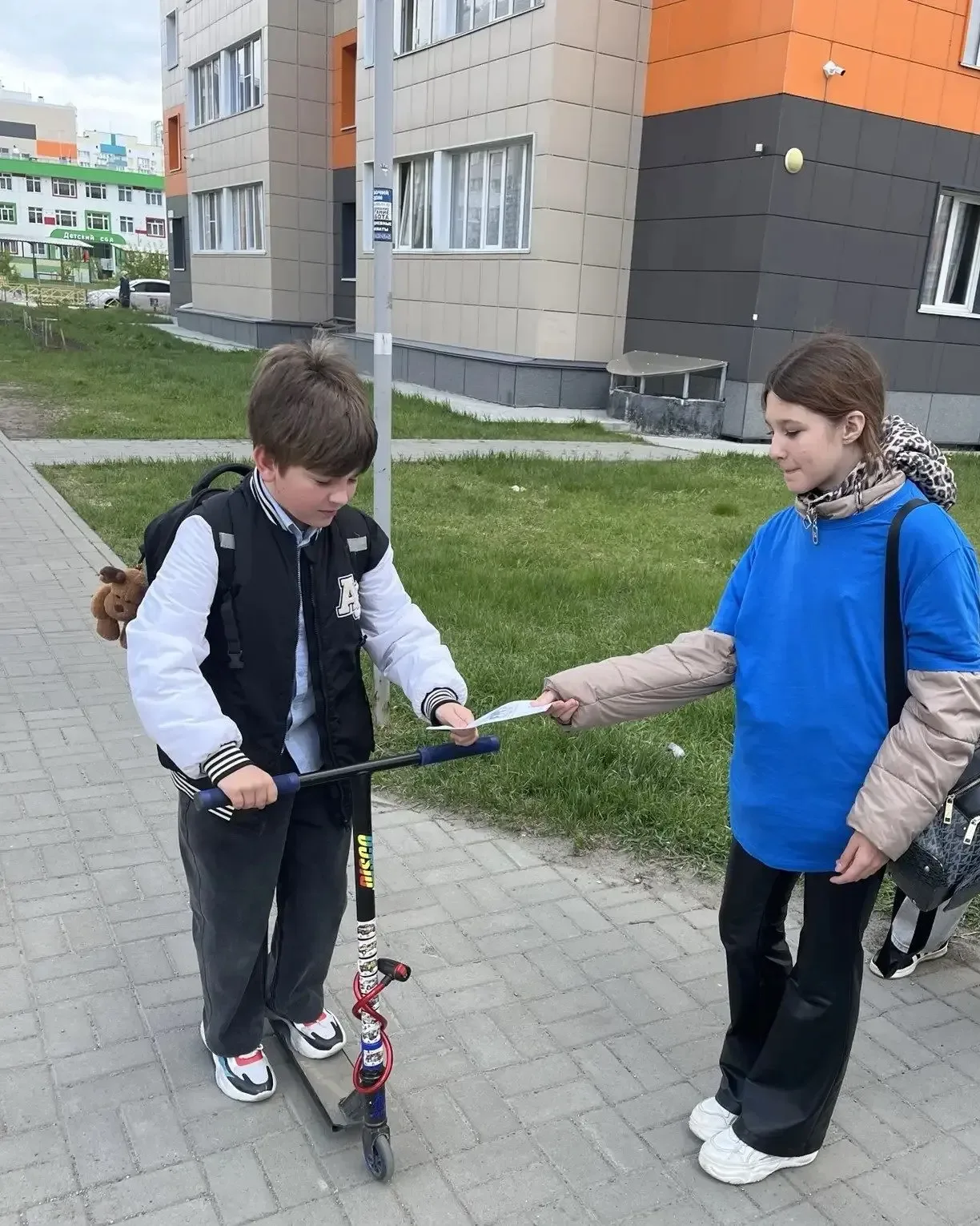 🚦🚔 Отряд ЮИДД "Главная дорога" под руководством Нарзуковой Анжелики Сергеевны провел в  микрорайоне 