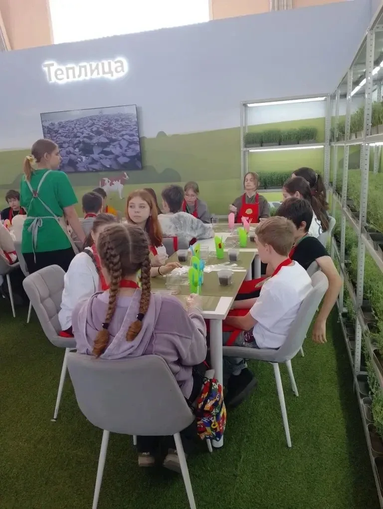 🌱 Наши ребята — настоящие агрономы! 🐮  🪴Учащиеся 9Б и 6З классов побывали сегодня на крутом мероприя