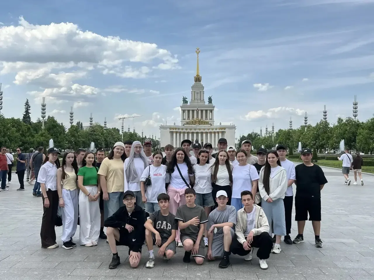 В рамках проекта «Жемчужины России» восьмиклассники побывали на однодневной экскурсии в Москве. Ребя