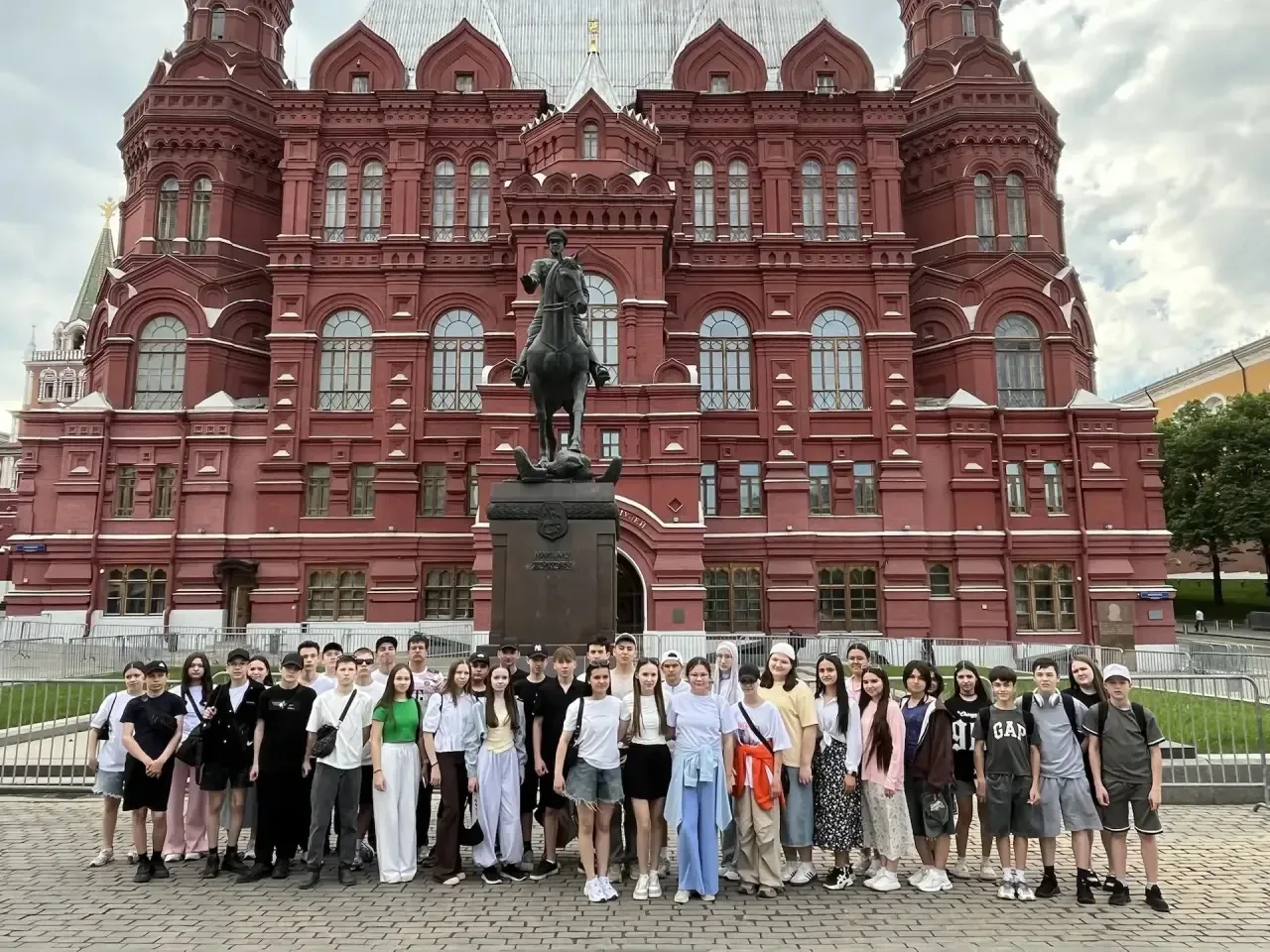 В рамках проекта «Жемчужины России» восьмиклассники побывали на однодневной экскурсии в Москве. Ребя