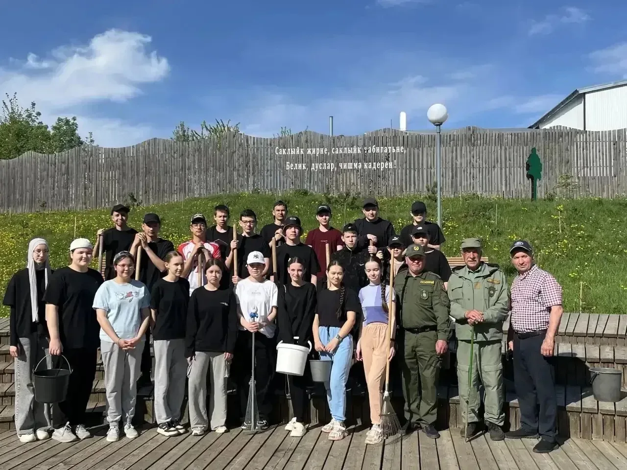 Бүген "Салкын чишмә" экопаркында агачлар утыртылды. Изге эштә мәктәбебез укучылары, районның чисталы
