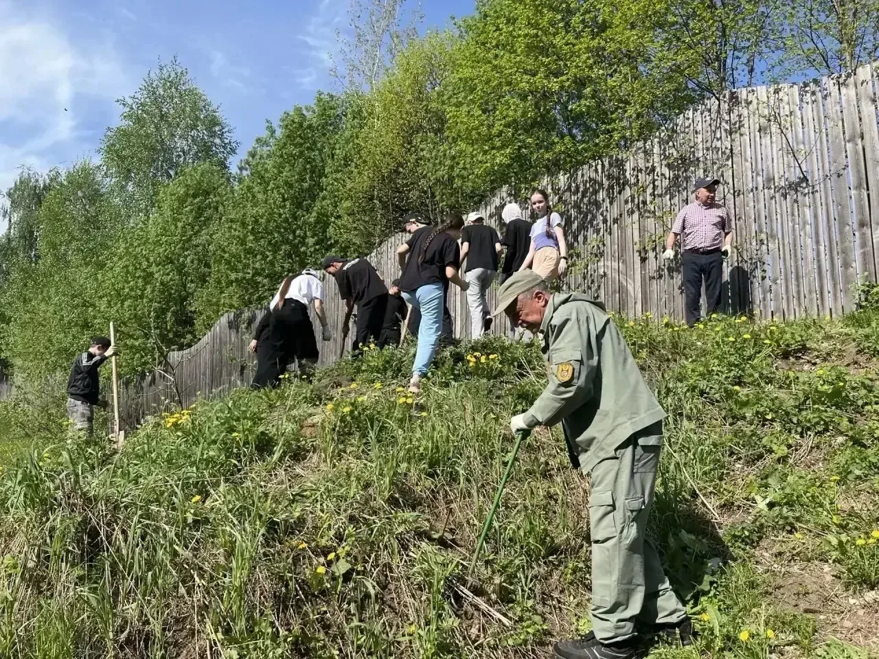 Бүген "Салкын чишмә" экопаркында агачлар утыртылды. Изге эштә мәктәбебез укучылары, районның чисталы