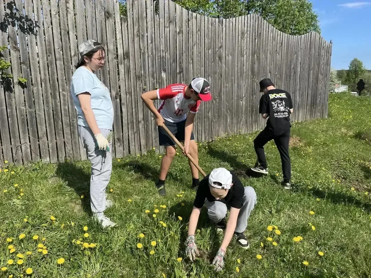 Бүген "Салкын чишмә" экопаркында агачлар утыртылды. Изге эштә мәктәбебез укучылары, районның чисталы