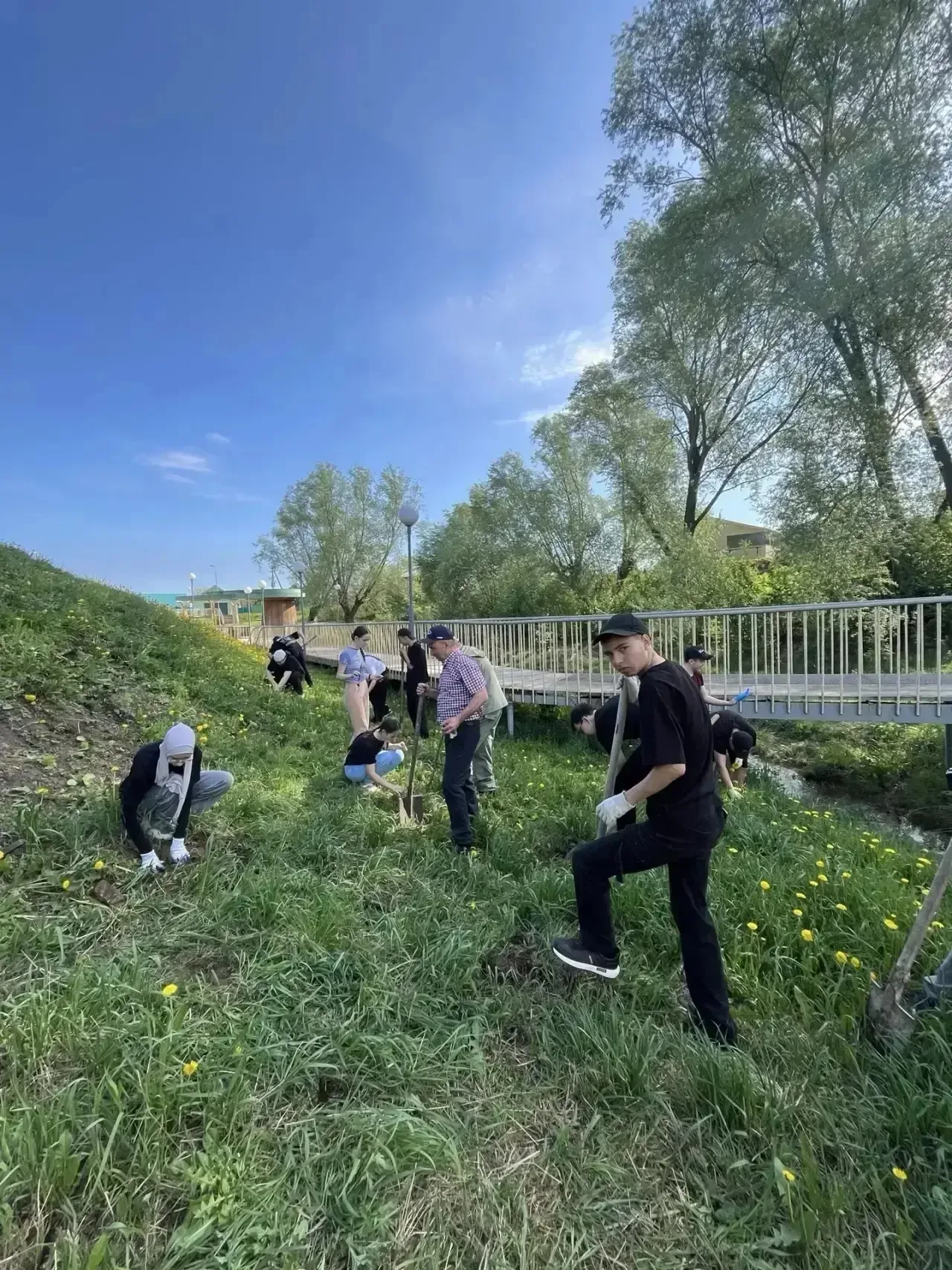 Бүген "Салкын чишмә" экопаркында агачлар утыртылды. Изге эштә мәктәбебез укучылары, районның чисталы