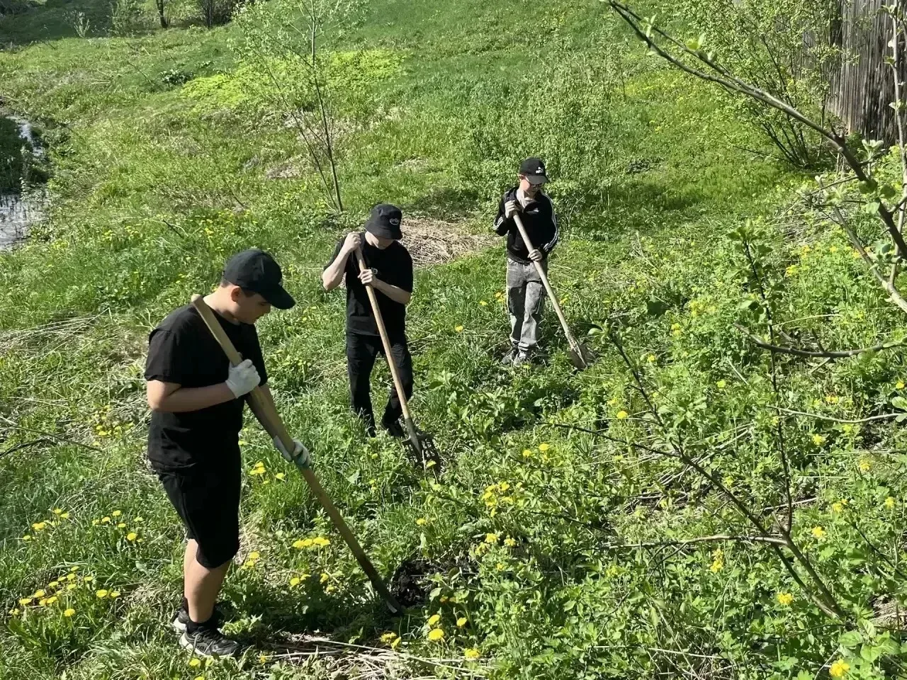 Бүген "Салкын чишмә" экопаркында агачлар утыртылды. Изге эштә мәктәбебез укучылары, районның чисталы