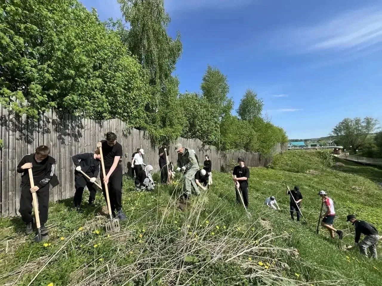 Бүген "Салкын чишмә" экопаркында агачлар утыртылды. Изге эштә мәктәбебез укучылары, районның чисталы