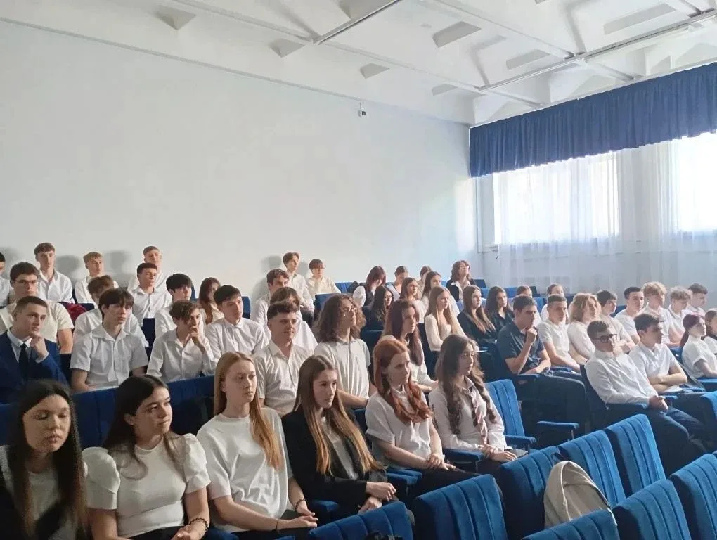 Предупрежден — значит вооружен! 🛡 Сегодня наши старшеклассники на время сменили привычные учебники н