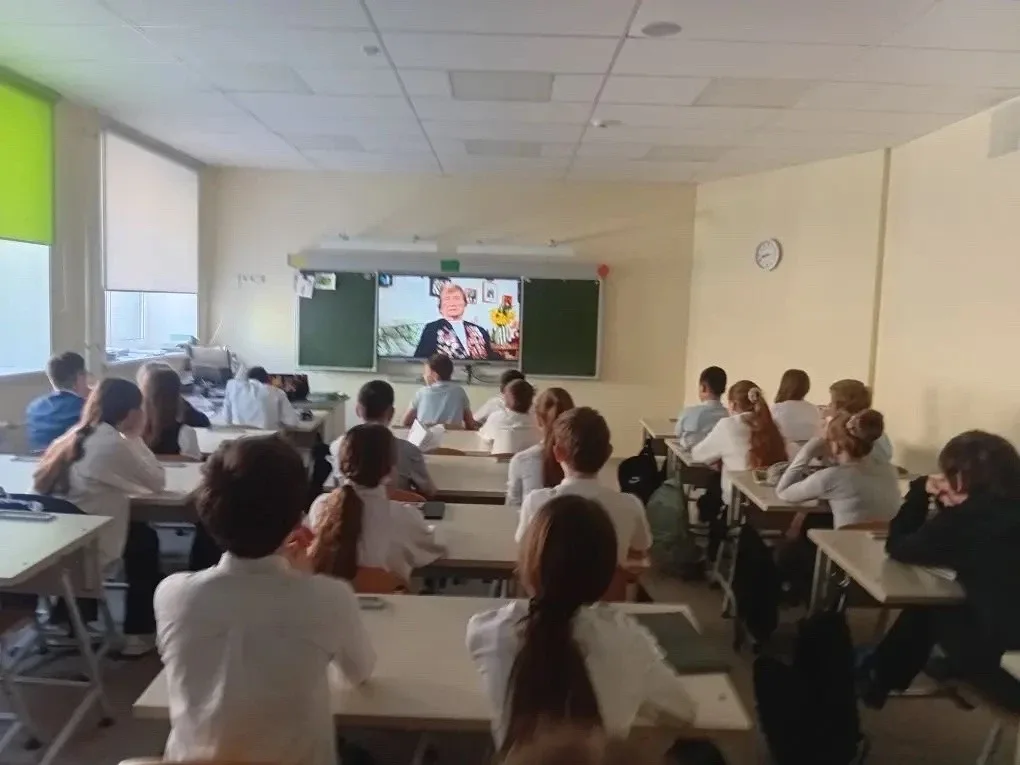 🇷🇺 «Разговоры о важном»  «Песни о войне. Ко дню Победы»  Сегодня в нашем лицее прошёл очередной урок