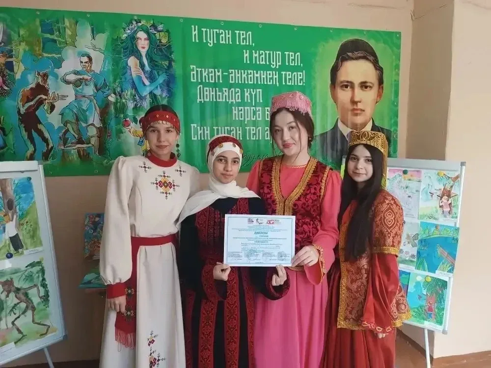 Яшел Үзәннең 10нчы гимназиясендә «Россия халыкларының традицияләре һәм кыйммәтләре» дип исемләнгән Т