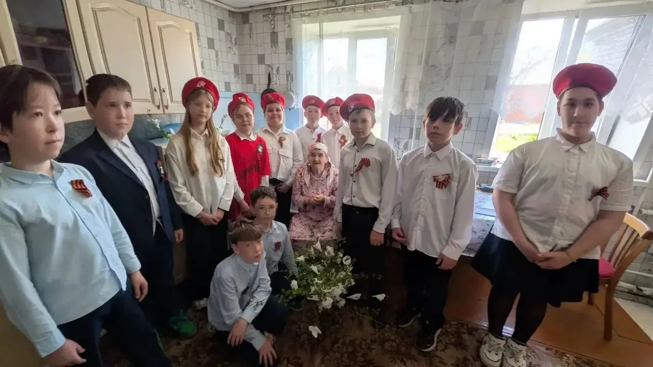 Сегодя отряд Юнармейцев им. П.К.КЛЕТНЕВА посетили тружеников тыла.  Ребята читали стихи о Победе, ис