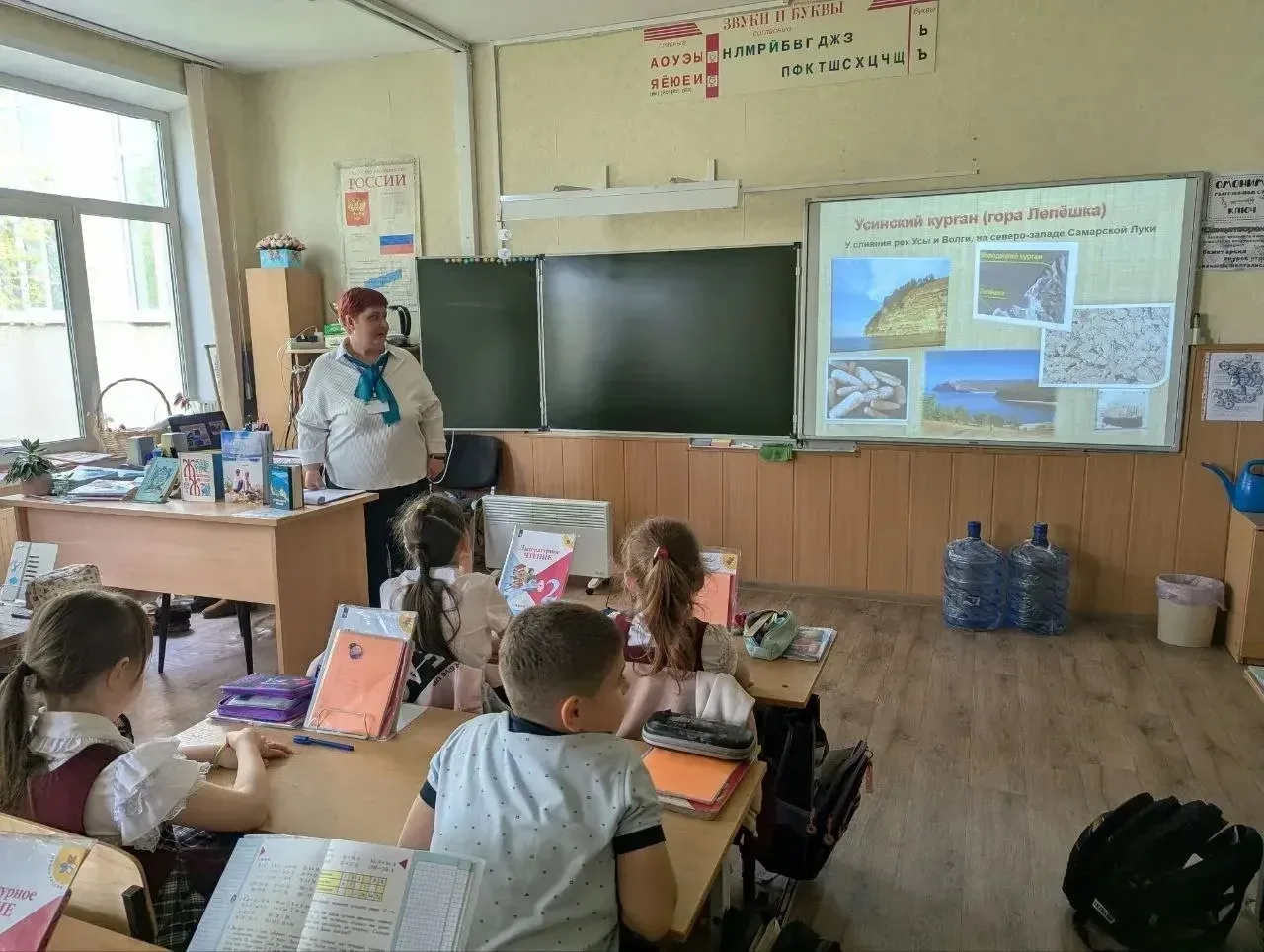 Вчера в нашей школе прошло увлекательное мероприятие с участием сотрудника детской библиотеки! 📚   Р