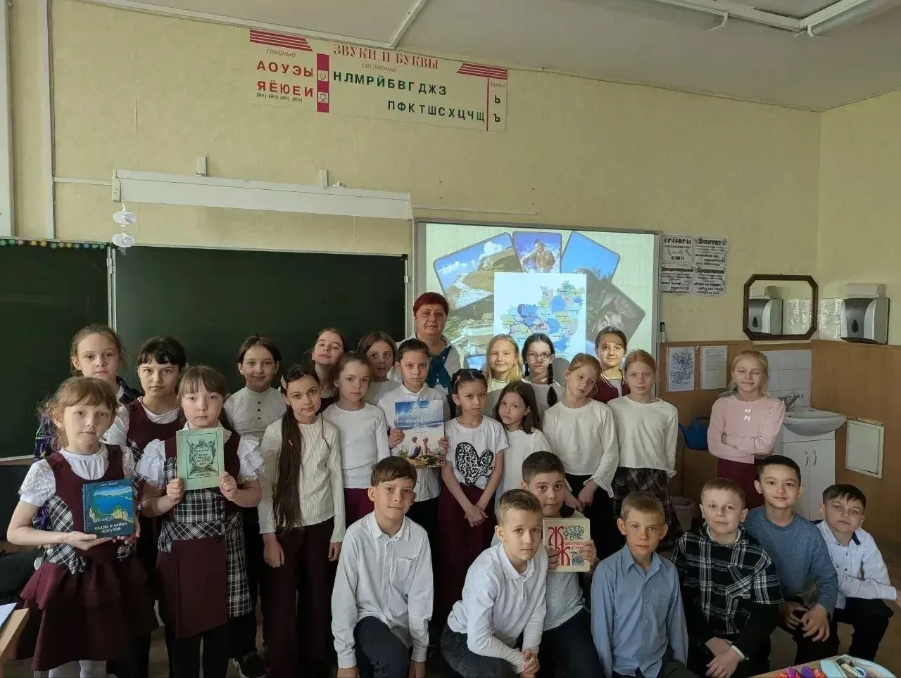 Вчера в нашей школе прошло увлекательное мероприятие с участием сотрудника детской библиотеки! 📚   Р