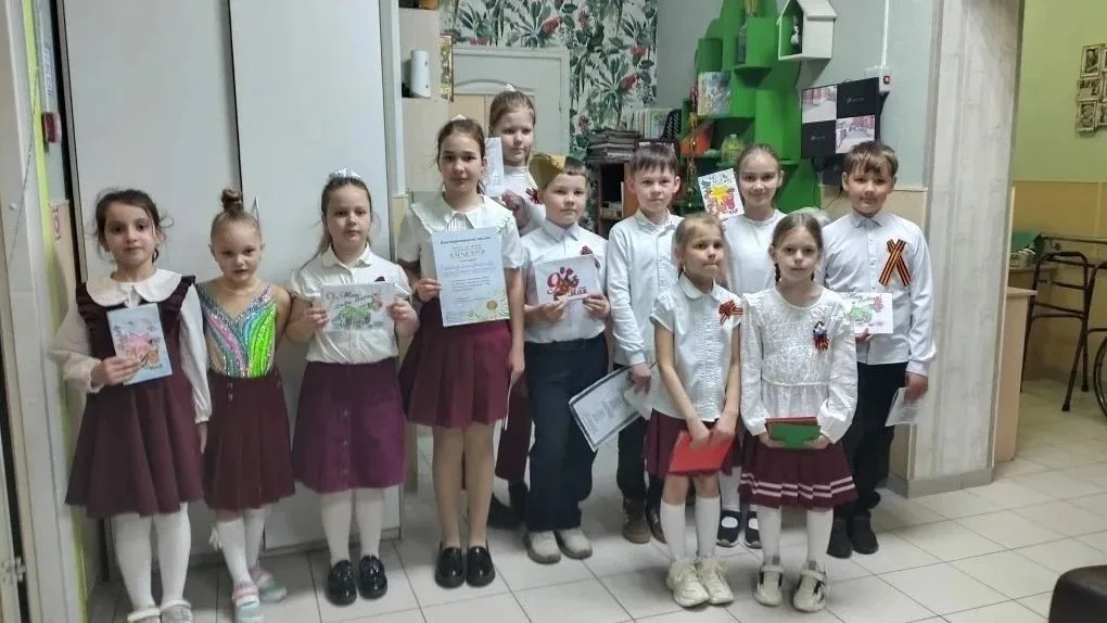Трогательная встреча поколений: школьники поздравили постояльцев дома престарелых с Днем Победы! 🌸✨ 
