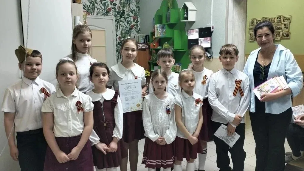 Трогательная встреча поколений: школьники поздравили постояльцев дома престарелых с Днем Победы! 🌸✨ 