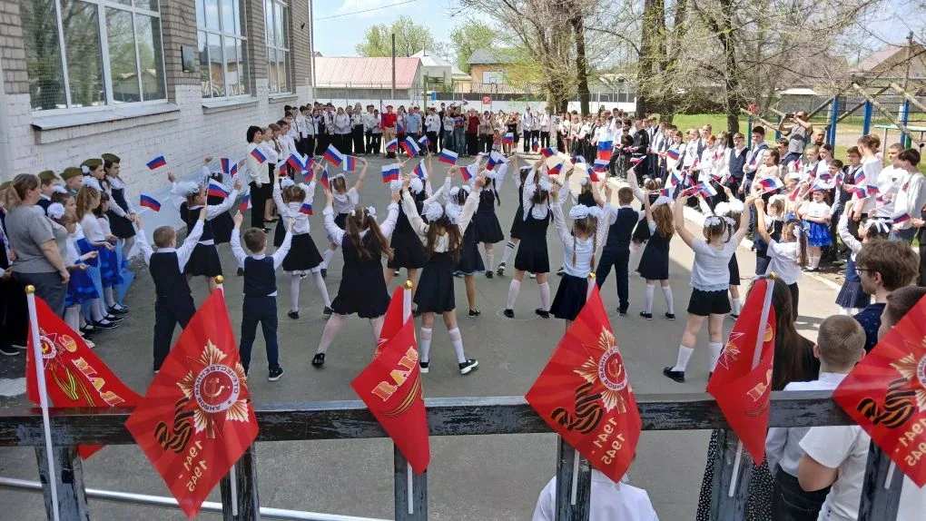 🎗ЭСТАФЕТА ПАМЯТИ И СЛАВЫ 8 мая на территории школы состоялось патриотическое мероприятие "Эстафета п