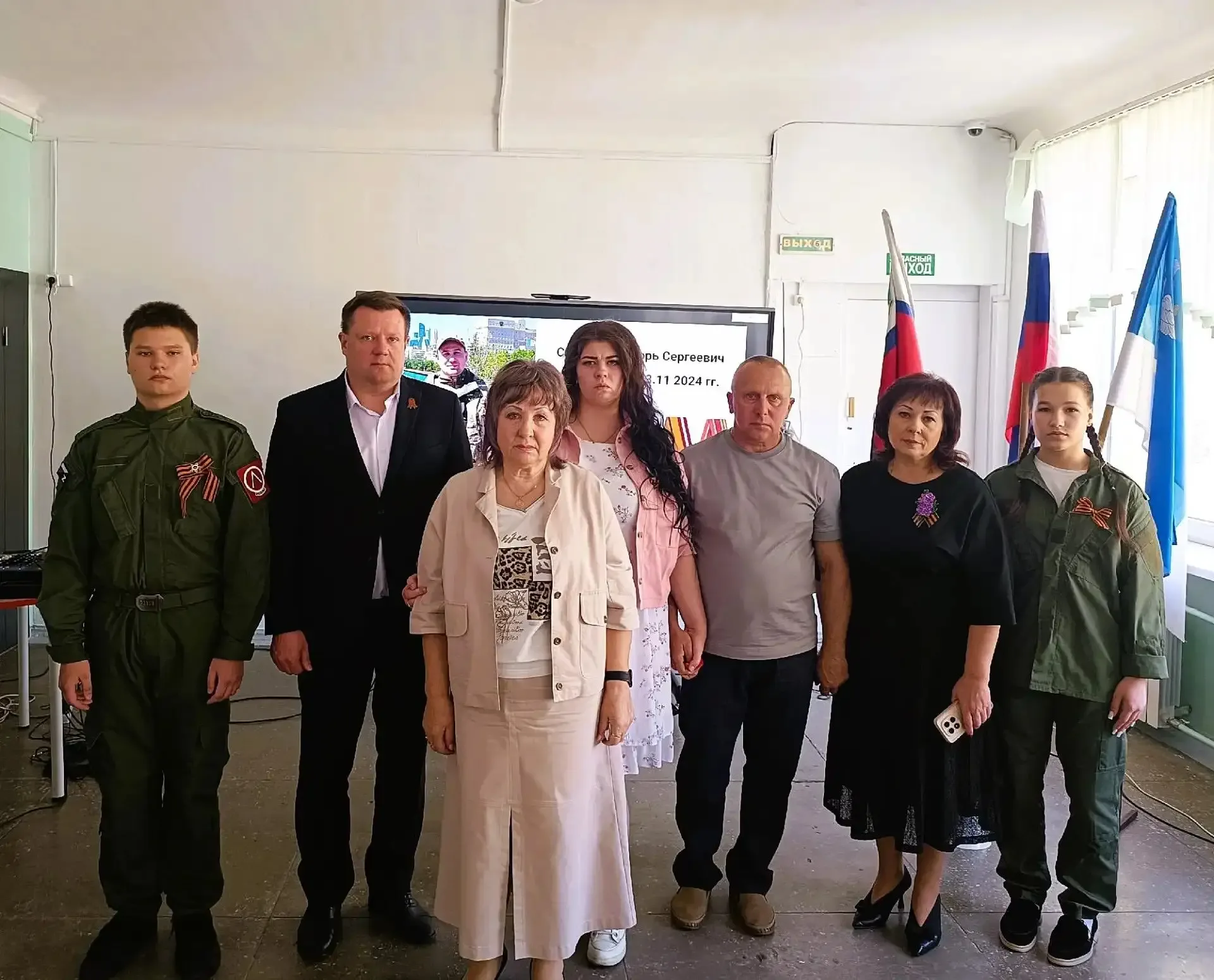 🔥 8 мая в школе № 35 прошла торжественная церемония открытия «Парты Героя», посвящённая выпускнику, 