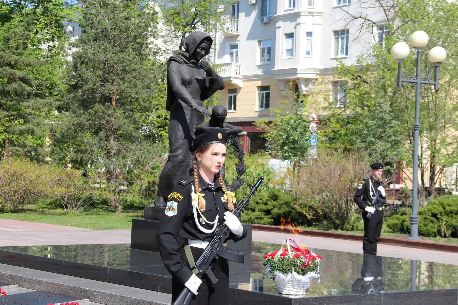 🕊️🕊️🕊️ В Белгороде с почестями открыли Пост № 1  У священного мемориала «Вечный огонь» на Соборной п