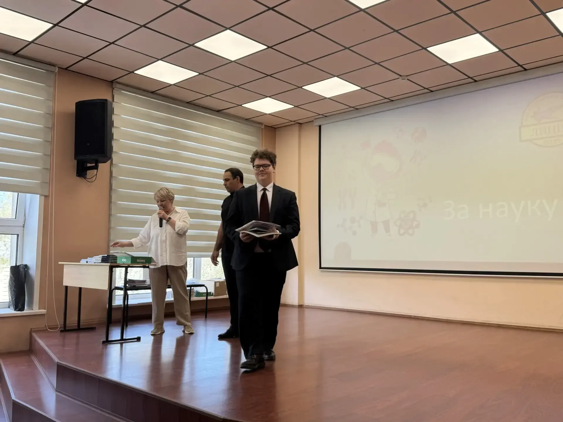 🔬 Вот и прошёл День науки! Сегодня в Лицее прошло торжественное событие — мы награждали тех, кто в э