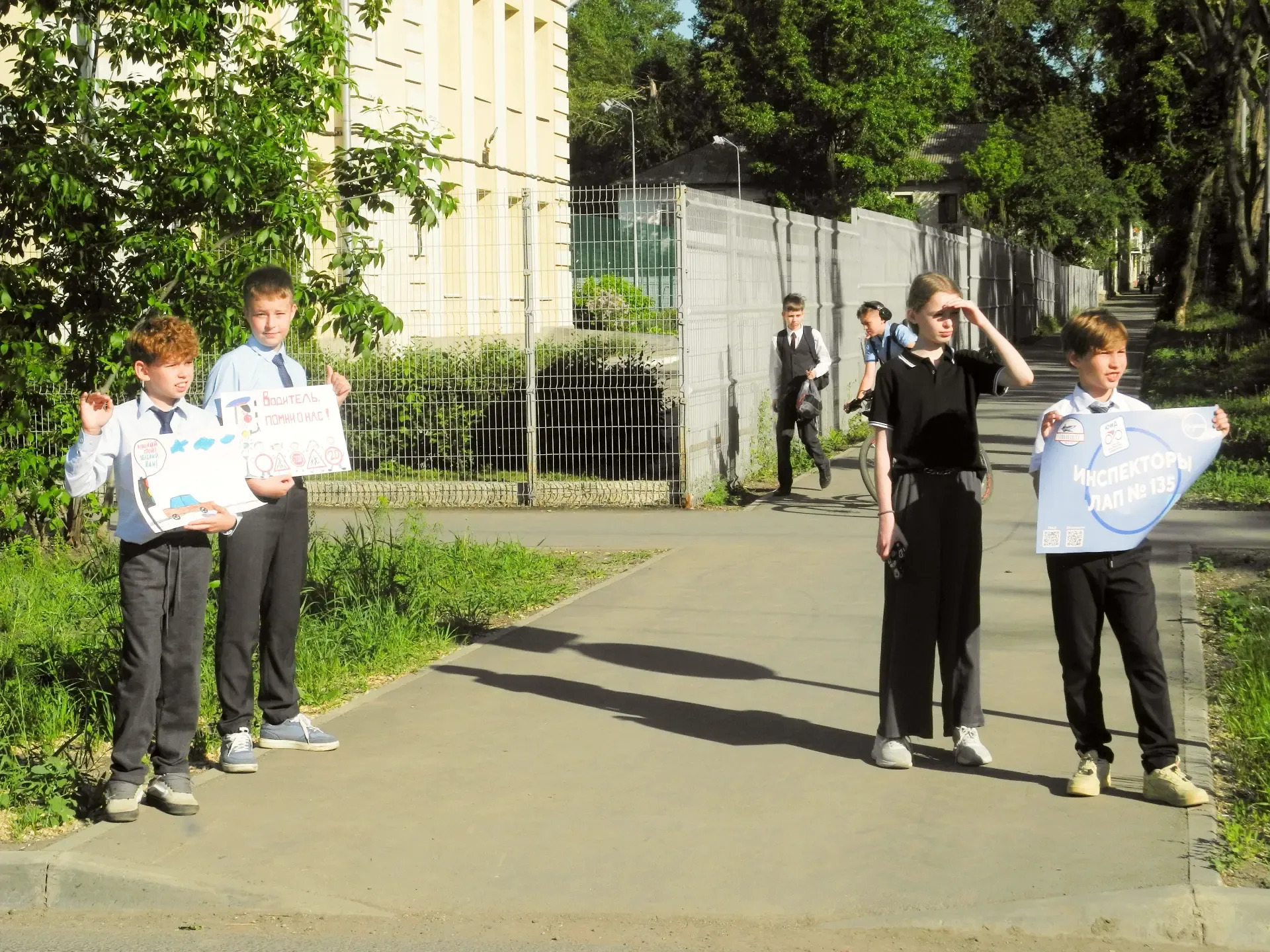 ❗В очередной раз мы провели акцию «Спасибо, водитель!» 🚗✨  Ученики 4А класса вместе со своим классны