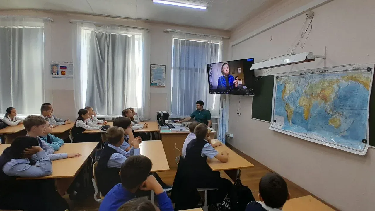 22 мая в гости в нашу школу пришёл главный инженер Еманжелинского РЭС Центральных электрических сете