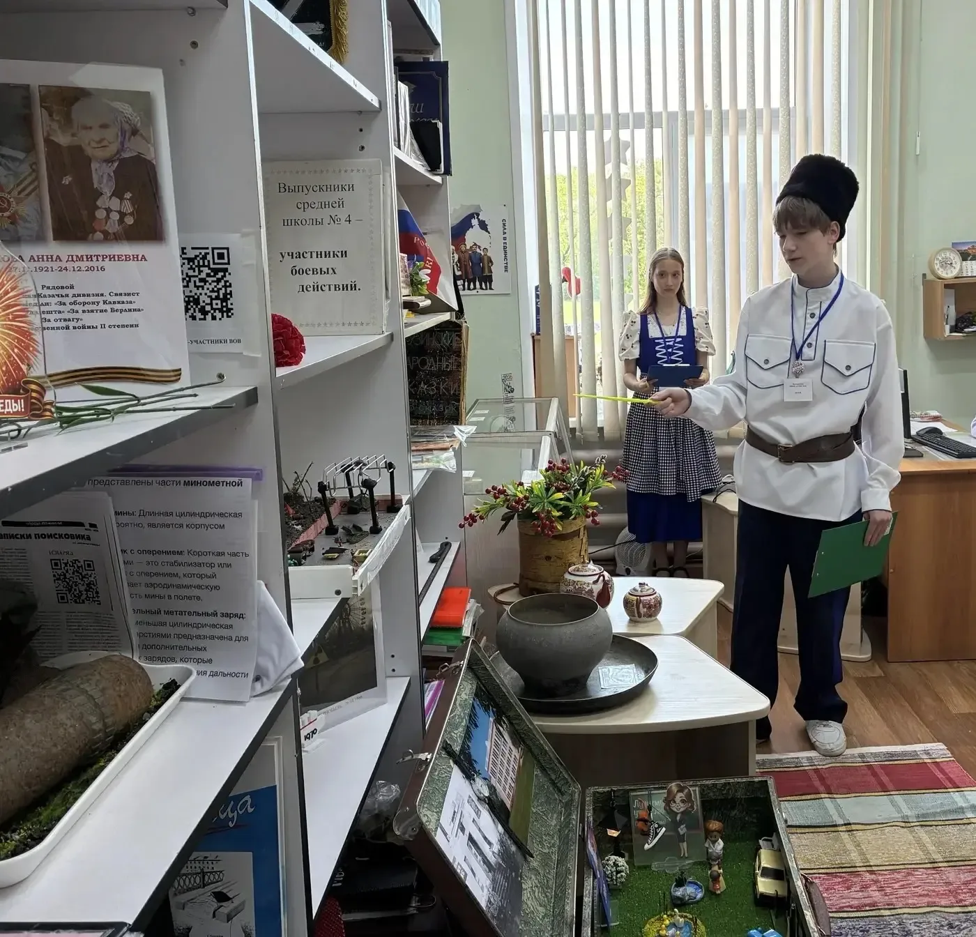 Сегодня торжественная линейка была посвящена Международному дню музеев. Этот праздник призван напомн