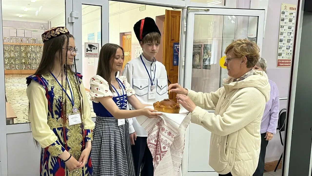 Сегодня торжественная линейка была посвящена Международному дню музеев. Этот праздник призван напомн