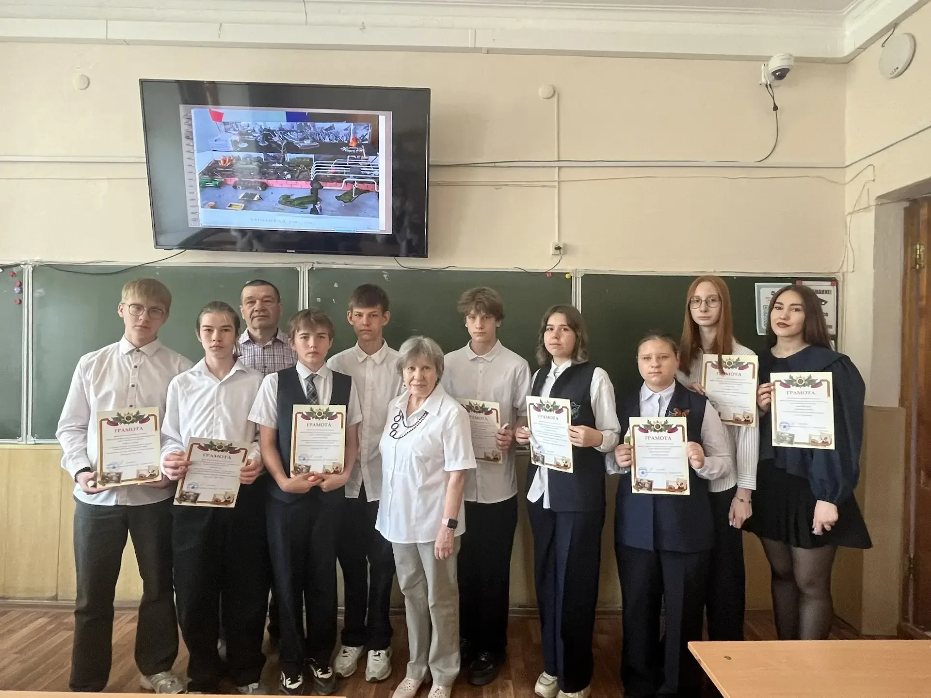 Сегодня торжественная линейка была посвящена Международному дню музеев. Этот праздник призван напомн