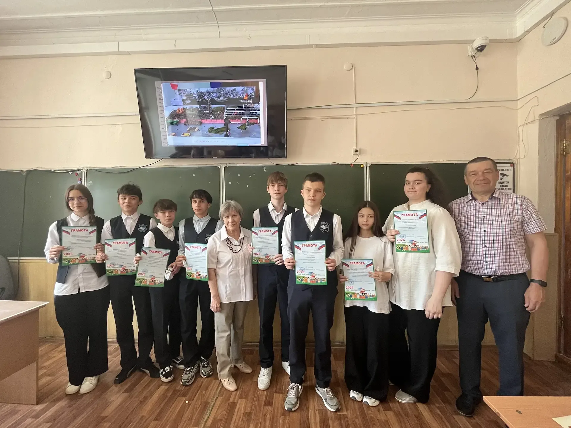Сегодня торжественная линейка была посвящена Международному дню музеев. Этот праздник призван напомн