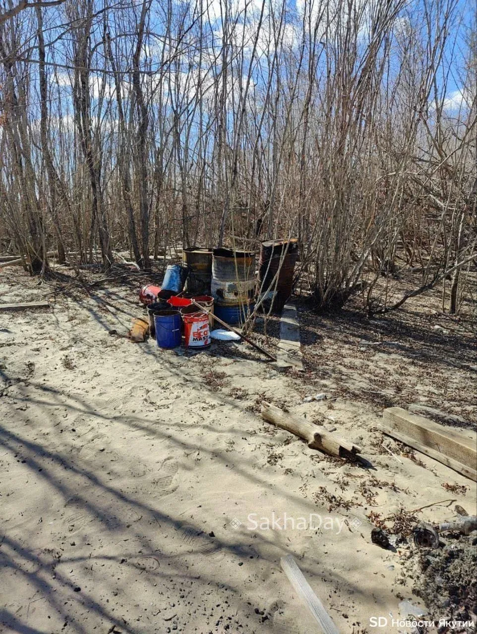 🗑 Краску и мусор оставили после покраски судна в Якутске   Жителей города возмутило, что люди, котор