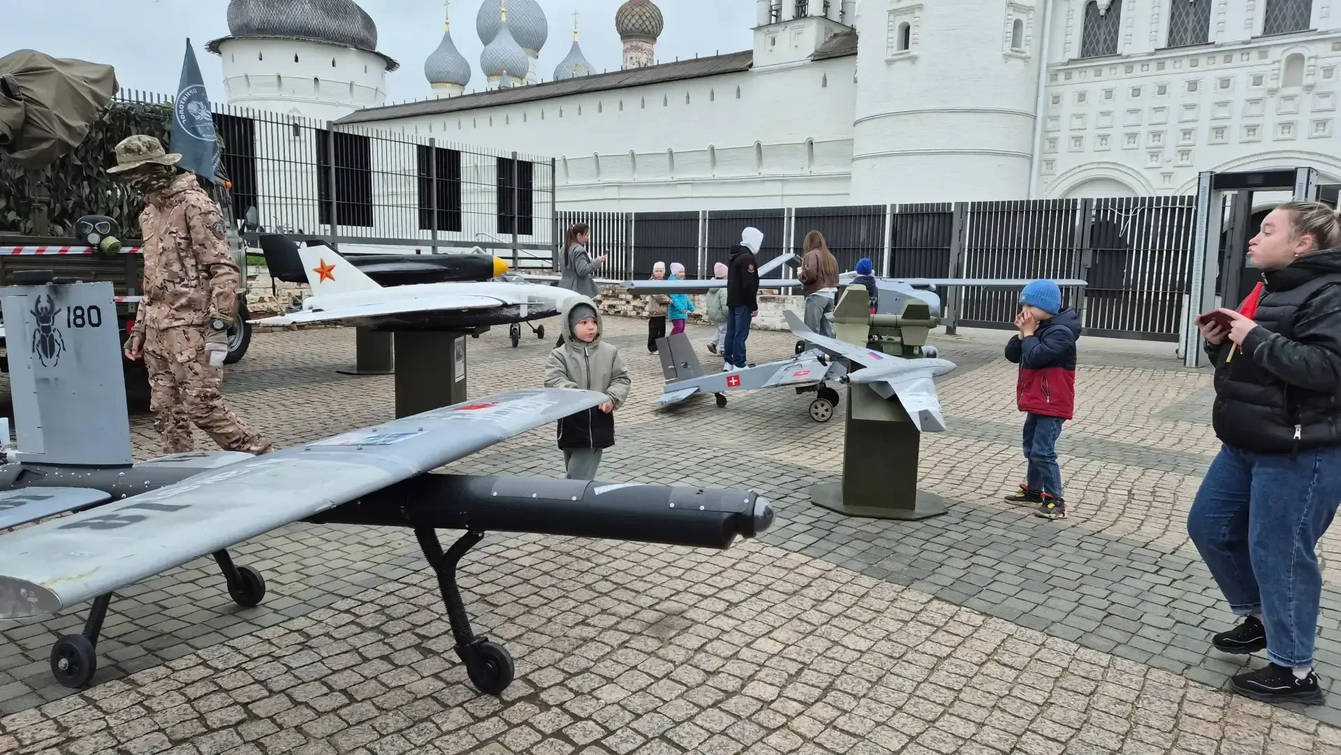 12 мая воспитанники группы «Ассорти» приняли участие в выставке «Барс—Курск: на защите Родины», кото
