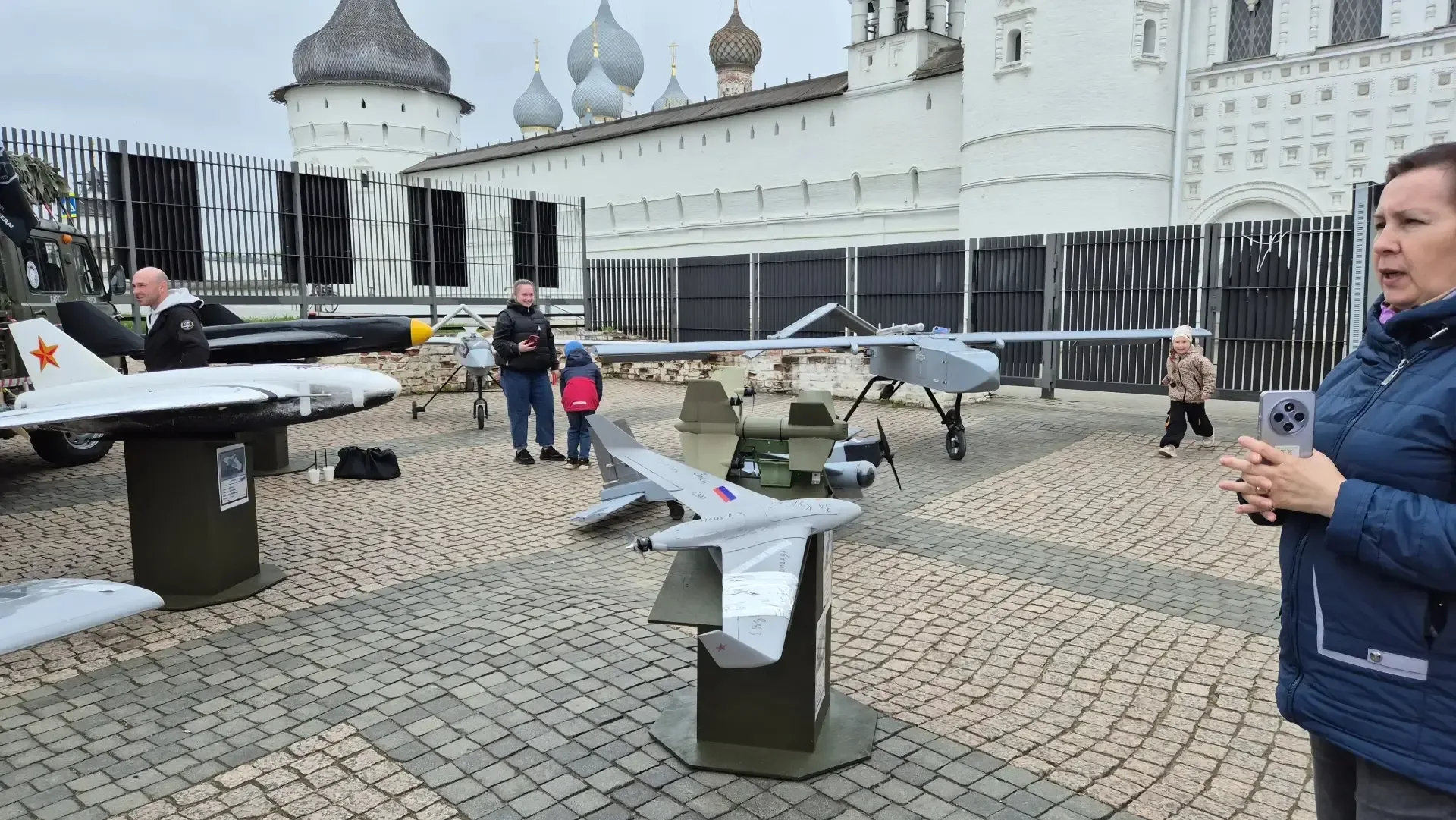 12 мая воспитанники группы «Ассорти» приняли участие в выставке «Барс—Курск: на защите Родины», кото