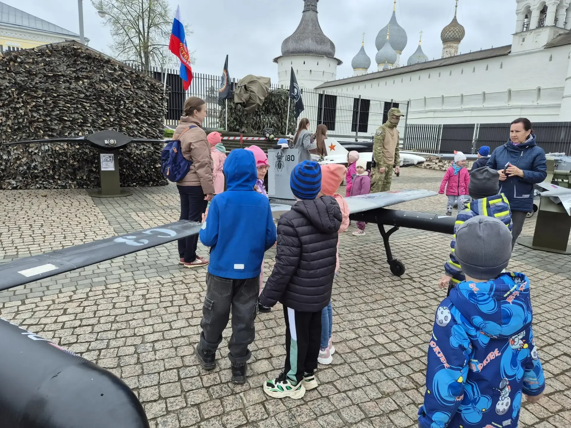 12 мая воспитанники группы «Ассорти» приняли участие в выставке «Барс—Курск: на защите Родины», кото
