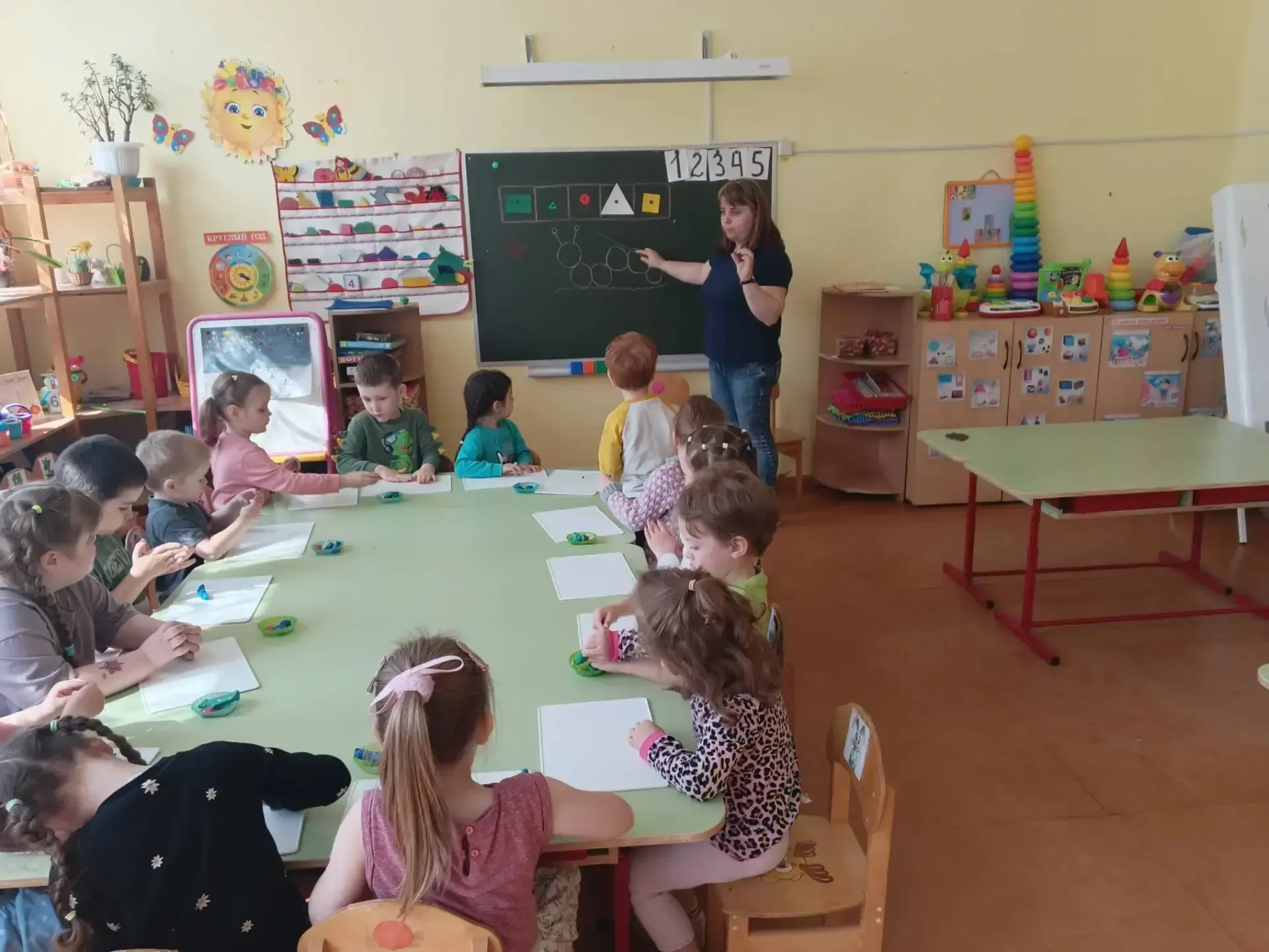 На этой неделе  маленькие исследователи из группы "Цветные ладошки" погрузились в удивительный мир н