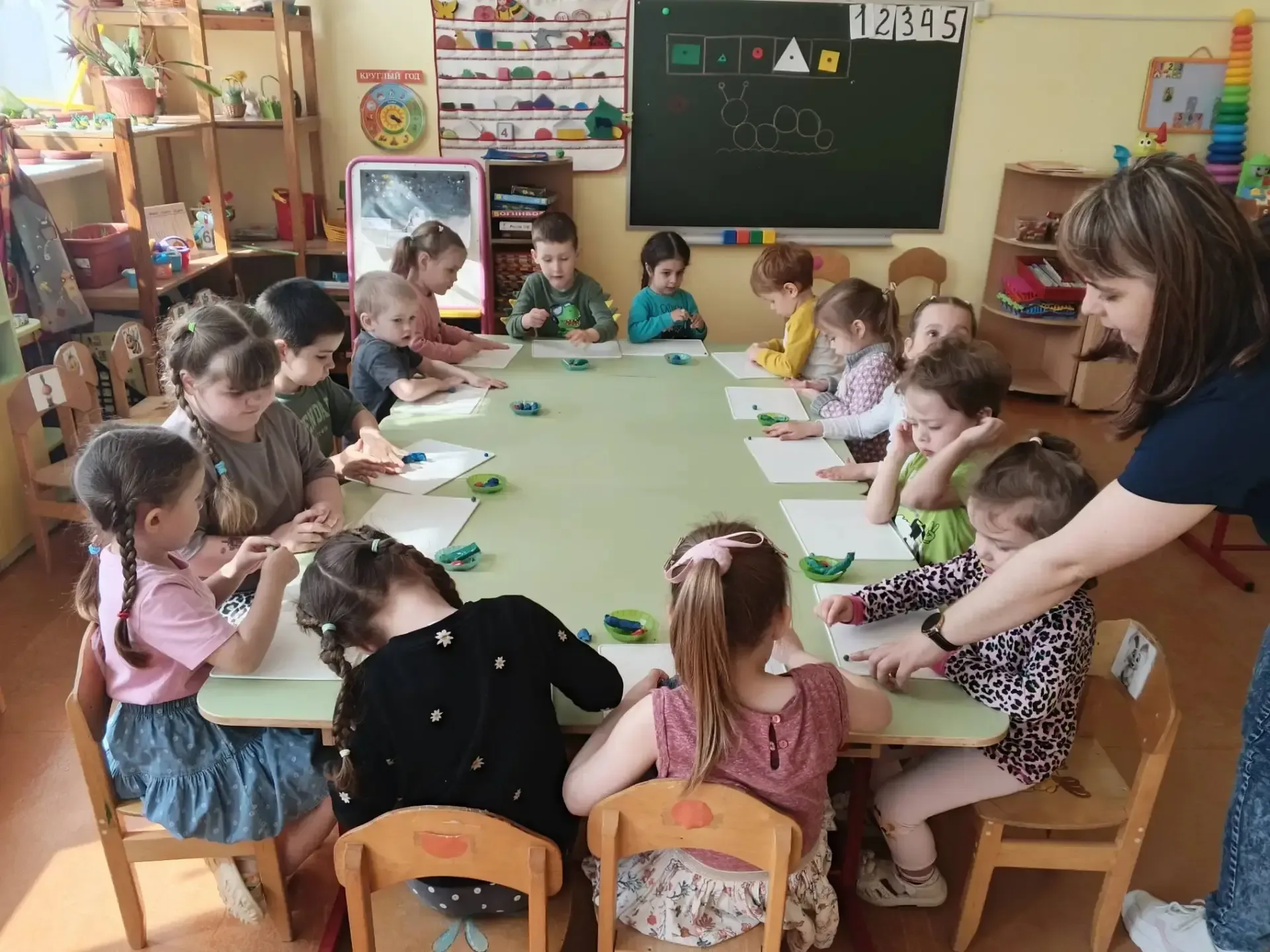 На этой неделе  маленькие исследователи из группы "Цветные ладошки" погрузились в удивительный мир н
