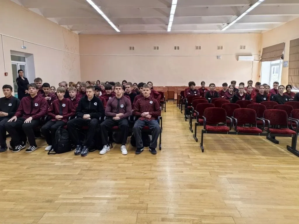 Беседа инспектора ГИБДД с учениками о правилах дорожного движения  ЦО "Петровская школа" В школе с у