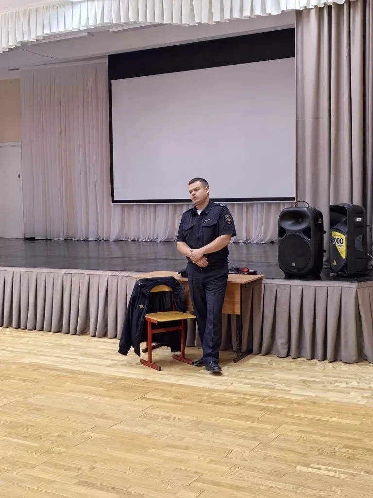 Беседа инспектора ГИБДД с учениками о правилах дорожного движения  ЦО "Петровская школа" В школе с у