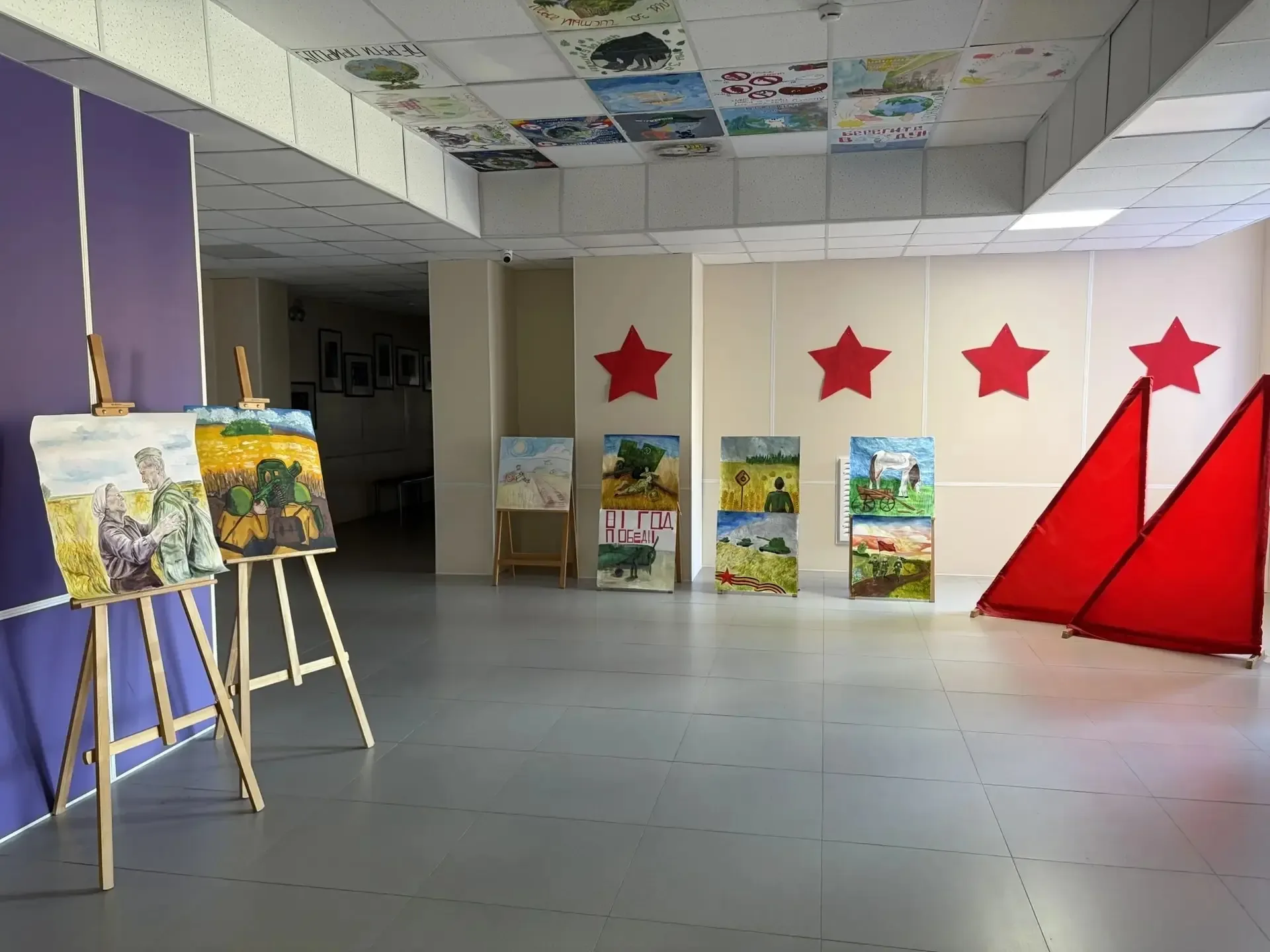 🎗ПАМЯТЬ В СЕРДЦЕ ХРАНИМ🎗 🎨🎖️«НА ПОЛЯХ СРАЖЕНИЙ»: В ШКОЛЕ ОТКРЫЛАСЬ ВЫСТАВКА ПЛАКАТОВ К ДНЮ ПОБЕДЫ!🎖️