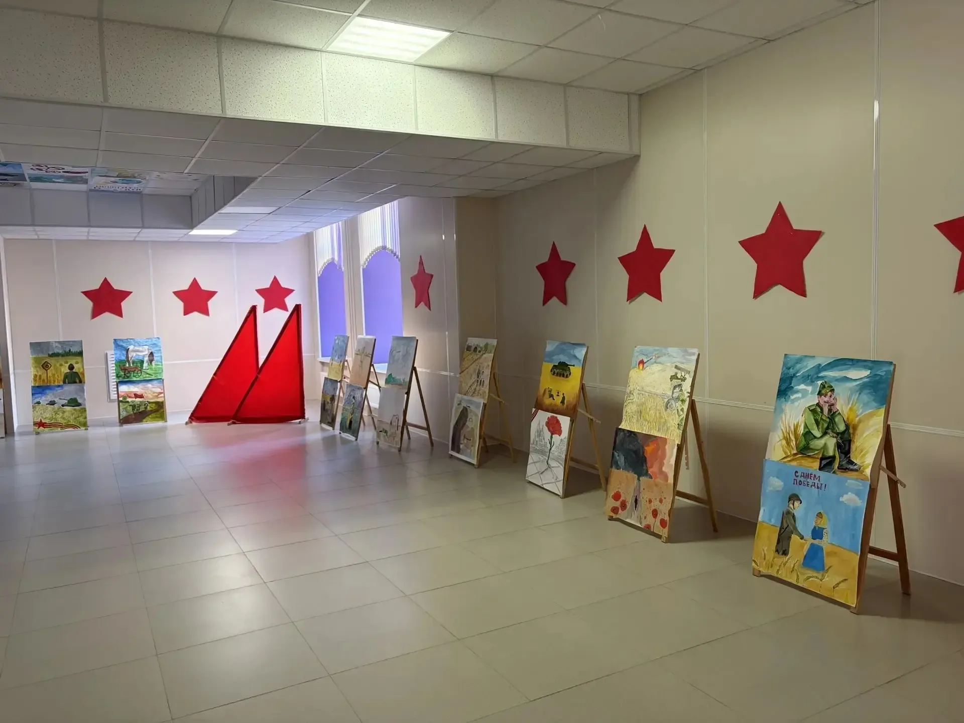 🎗ПАМЯТЬ В СЕРДЦЕ ХРАНИМ🎗 🎨🎖️«НА ПОЛЯХ СРАЖЕНИЙ»: В ШКОЛЕ ОТКРЫЛАСЬ ВЫСТАВКА ПЛАКАТОВ К ДНЮ ПОБЕДЫ!🎖️