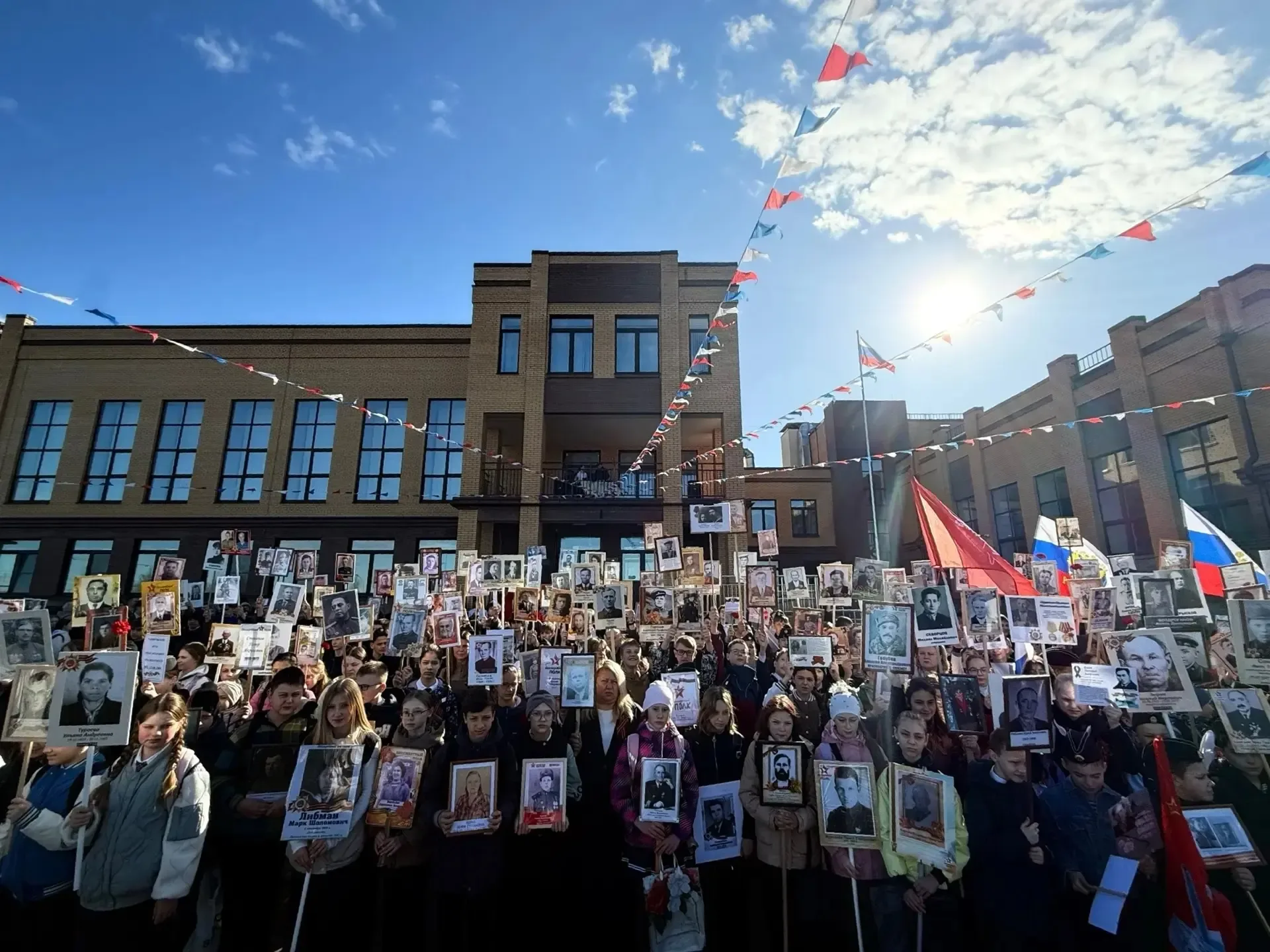 🎗ПАМЯТЬ В СЕРДЦЕ ХРАНИМ🎗 🎗В СТАРШЕЙ ШКОЛЕ ПРОШЛА ЛИНЕЙКА ПАМЯТИ «БЕССМЕРТНЫЙ ПОЛК»!🤍💙❤  6⃣ мая 2⃣0⃣2