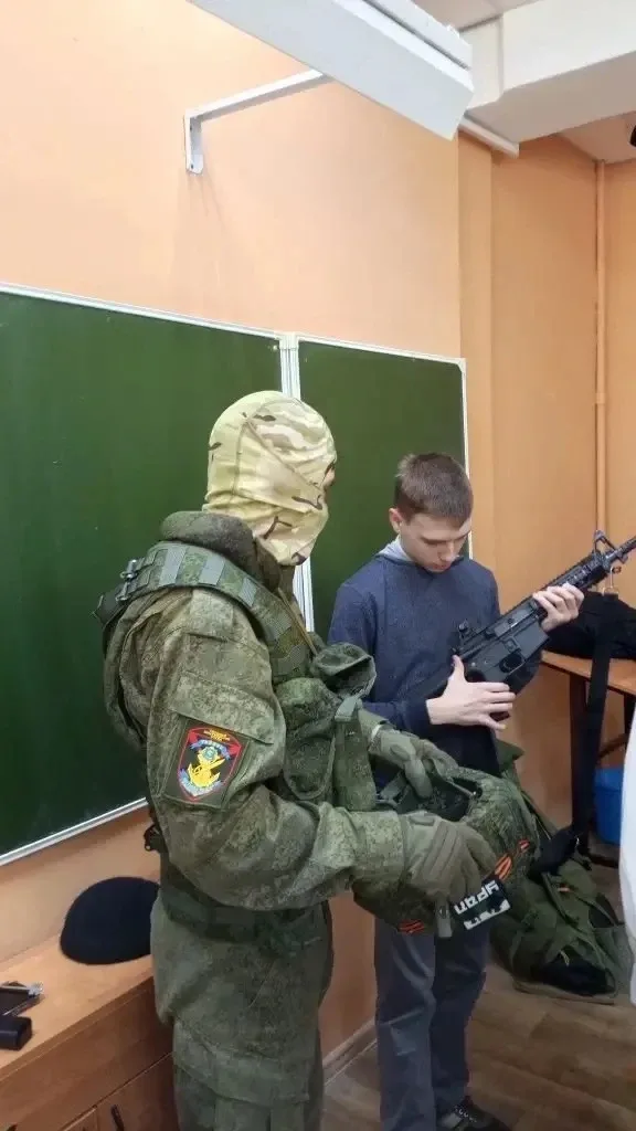Юнармейцы провели занятие по теме «Остановка кровотечения» в 48-ой СОШ  Школьникам рассказали о вида