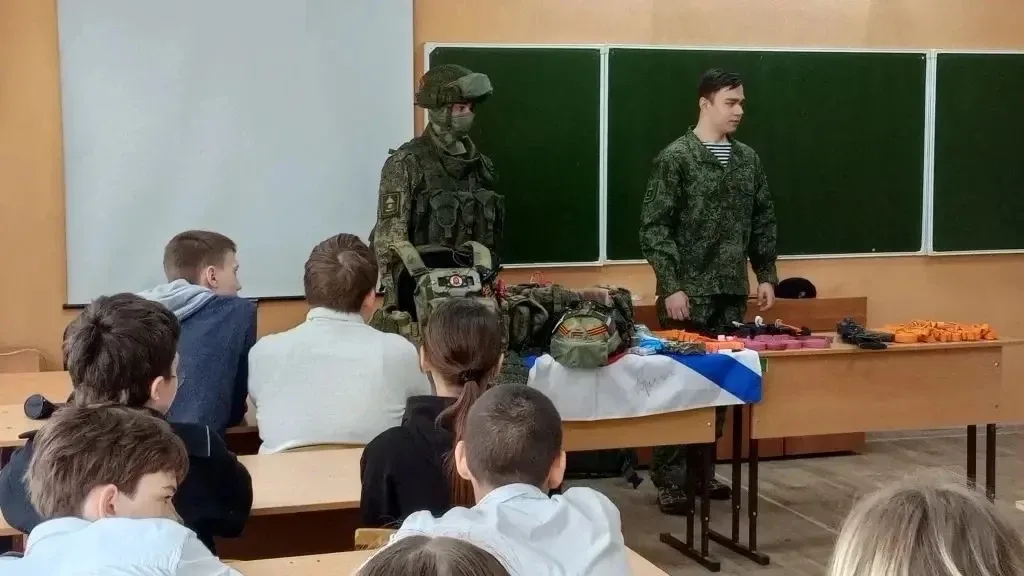Юнармейцы провели занятие по теме «Остановка кровотечения» в 48-ой СОШ  Школьникам рассказали о вида