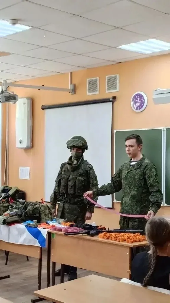 Юнармейцы провели занятие по теме «Остановка кровотечения» в 48-ой СОШ  Школьникам рассказали о вида