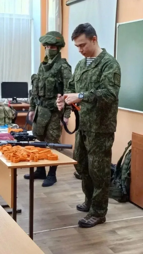 Юнармейцы провели занятие по теме «Остановка кровотечения» в 48-ой СОШ  Школьникам рассказали о вида