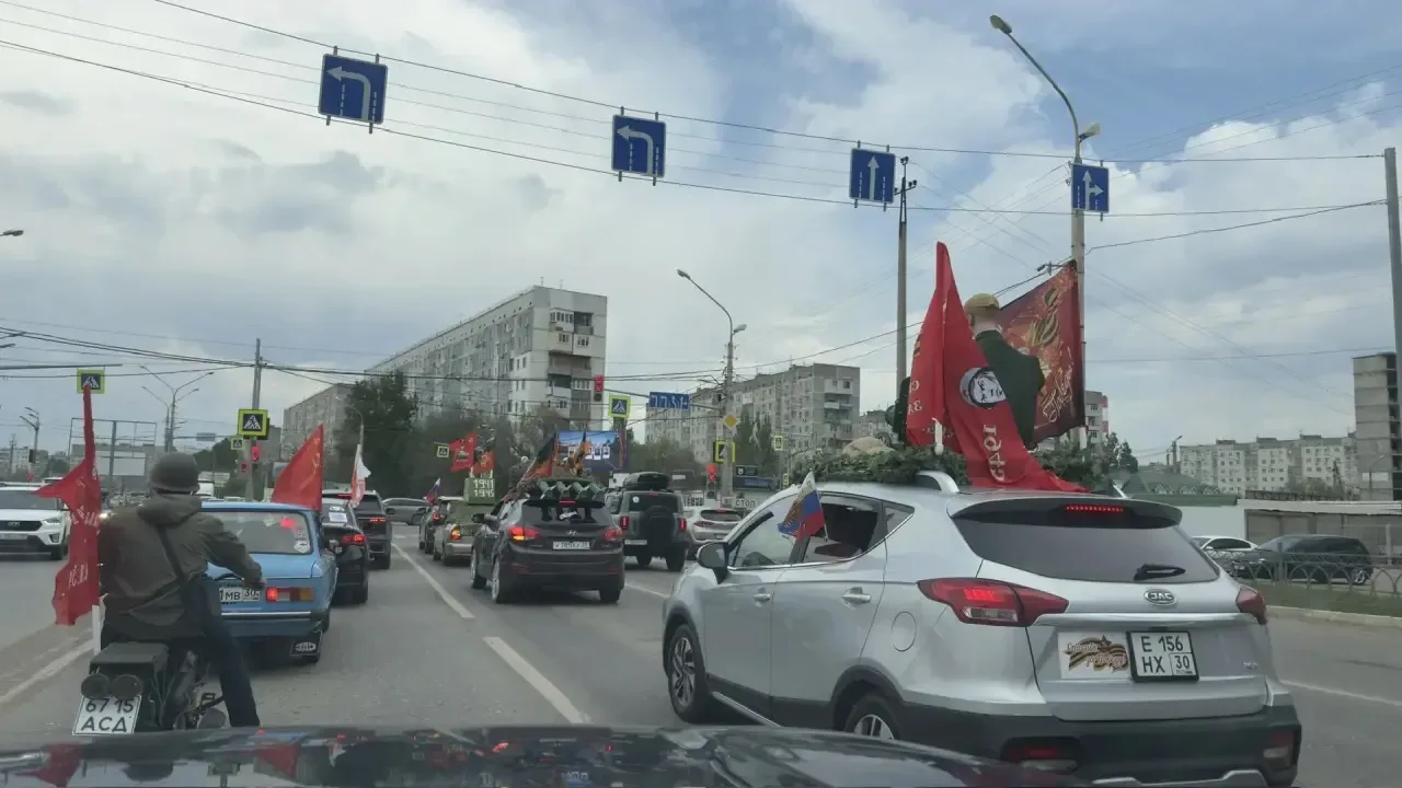 В Астрахани состоялся один из форматов акции «Бессмертный полк»    Более 80 машин были оформлены тем