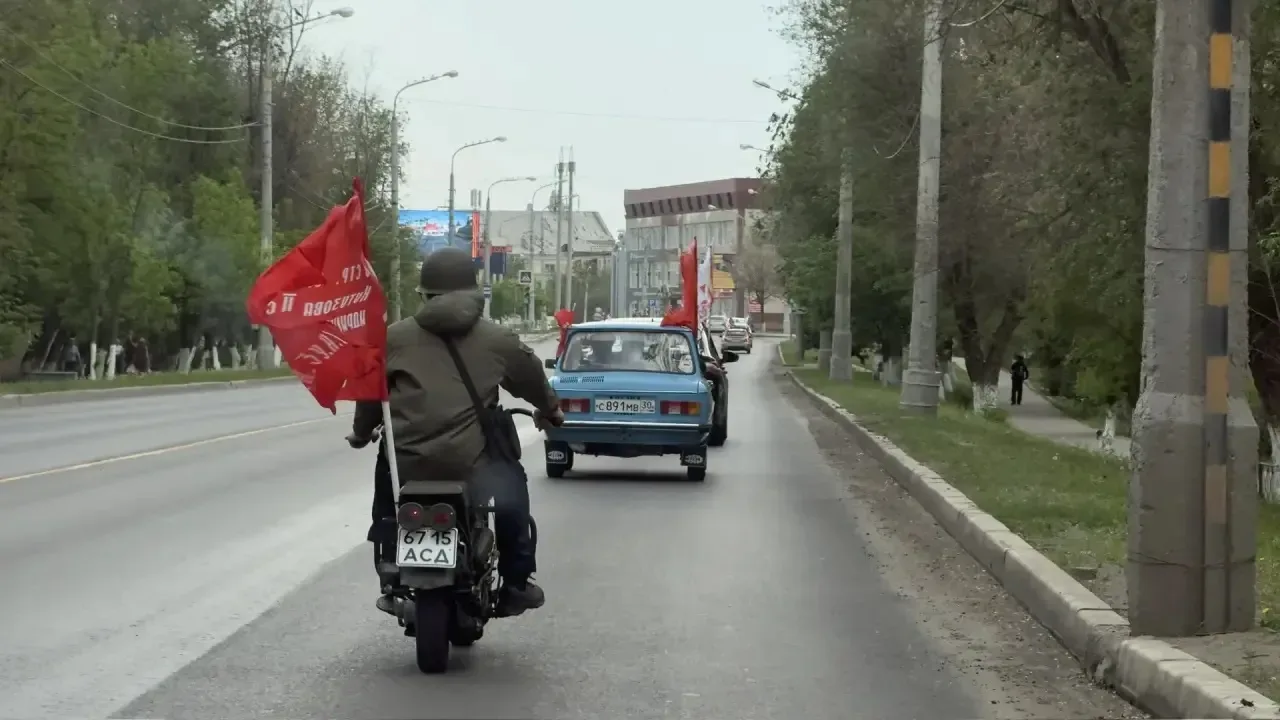В Астрахани состоялся один из форматов акции «Бессмертный полк»    Более 80 машин были оформлены тем